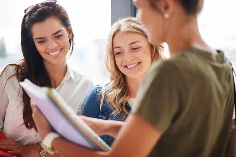 Etudiants en train de réfléchir à leur orientation scolaire